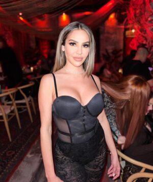 Cintia de Sà Instagram - Très Spécial Soiree de ma fête Hier, jne pourrais pas vouloir meilleures compagnies que vous! Je veux remercier a Tous les amies qui sont venu,jsuis vrm choyé de vous avoir a mes côtés pour célébrer ma fête! Vrm merci de tout mon cœur! Je vous aimes autant!! 🙏🏻🎉😍🙌🏼 
(Tout nos photos ensemble seront dans le Highlights « BDAY » 🥰💕 Pis il manque BCP des filles en plus qu’on as pas pu prendre des photos ensemble!! Mais on vas nos reprendre c sure!!) 🖤🔐 
🙏🏻