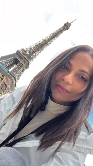 Cisely Saldaña Instagram - La vie est belle un jour de pluie
#ToParisForLove