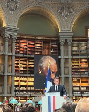Clémence Botino Instagram - Hello tout le monde 🤍
Hier j’ai eu l’honneur d’assister à l’hommage national rendu à notre grande dame Maryse Condé. Nous avons partagé un moment émouvant à travers les témoignages, la lecture de ses livres, le chant … Tout cela renforcé par l’atmosphère de la bibliothèque Richelieu où j’ai eu la chance d’étudier. 
Un moment magique parmi les livres 📚.
Mes pensées sincères accompagnent ses proches…
Vos mots ont su parler à de nombreuses générations, je vous rassure ce n’est que le début.
Je remercie Monsieur le Président de la République @emmanuelmacron pour l’invitation, ainsi que Madame la Ministre de la Culture @rachida.dati  et Madame la Ministre déléguée chargée des Outre-mer Marie Guévenoux 🇫🇷.