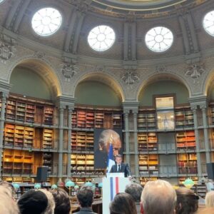 Clémence Botino Instagram - Hello tout le monde 🤍
Hier j’ai eu l’honneur d’assister à l’hommage national rendu à notre grande dame Maryse Condé. Nous avons partagé un moment émouvant à travers les témoignages, la lecture de ses livres, le chant … Tout cela renforcé par l’atmosphère de la bibliothèque Richelieu où j’ai eu la chance d’étudier. 
Un moment magique parmi les livres 📚.
Mes pensées sincères accompagnent ses proches…
Vos mots ont su parler à de nombreuses générations, je vous rassure ce n’est que le début.
Je remercie Monsieur le Président de la République @emmanuelmacron pour l’invitation, ainsi que Madame la Ministre de la Culture @rachida.dati  et Madame la Ministre déléguée chargée des Outre-mer Marie Guévenoux 🇫🇷.
