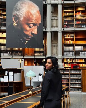 Clémence Botino Instagram - Hello tout le monde 🤍
Hier j’ai eu l’honneur d’assister à l’hommage national rendu à notre grande dame Maryse Condé. Nous avons partagé un moment émouvant à travers les témoignages, la lecture de ses livres, le chant … Tout cela renforcé par l’atmosphère de la bibliothèque Richelieu où j’ai eu la chance d’étudier. 
Un moment magique parmi les livres 📚.
Mes pensées sincères accompagnent ses proches…
Vos mots ont su parler à de nombreuses générations, je vous rassure ce n’est que le début.
Je remercie Monsieur le Président de la République @emmanuelmacron pour l’invitation, ainsi que Madame la Ministre de la Culture @rachida.dati  et Madame la Ministre déléguée chargée des Outre-mer Marie Guévenoux 🇫🇷.