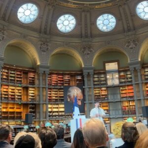 Clémence Botino Instagram - Hello tout le monde 🤍
Hier j’ai eu l’honneur d’assister à l’hommage national rendu à notre grande dame Maryse Condé. Nous avons partagé un moment émouvant à travers les témoignages, la lecture de ses livres, le chant … Tout cela renforcé par l’atmosphère de la bibliothèque Richelieu où j’ai eu la chance d’étudier. 
Un moment magique parmi les livres 📚.
Mes pensées sincères accompagnent ses proches…
Vos mots ont su parler à de nombreuses générations, je vous rassure ce n’est que le début.
Je remercie Monsieur le Président de la République @emmanuelmacron pour l’invitation, ainsi que Madame la Ministre de la Culture @rachida.dati  et Madame la Ministre déléguée chargée des Outre-mer Marie Guévenoux 🇫🇷.