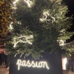 Claire Forlani Instagram - Suzy Murphy the artist chosen for the honor of creating the Christmas tree for the Connaught this year! My dream tree Chic, Dogs and meaningful . LOVE the TREE! 🌟🐾🌲❤️ BRAVO SUZY! 👏🏼 @suzymurphylondon @theconnaught @lyndsey_ingram