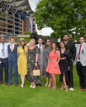 Claire Forlani Instagram - @ascotracecourse @greenroomvip #kinggeorge such a fun day at the races , perfect weather , great group people and as always @zafrushdie & the @greenroomvip hosting a fabulous day! ❤️