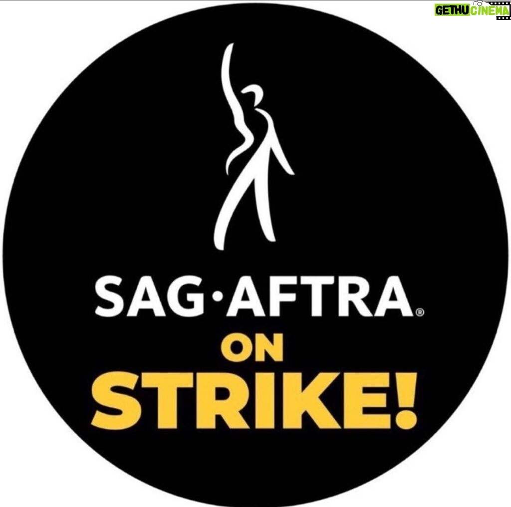 Claire Forlani Instagram - #sagaftra #solidarity #makeitfair #wga #changeneedstohappen There is a solution where EVERYONE THRIVES , let me say that again , where EVERYONE THRIVES , let’s make that happen together !