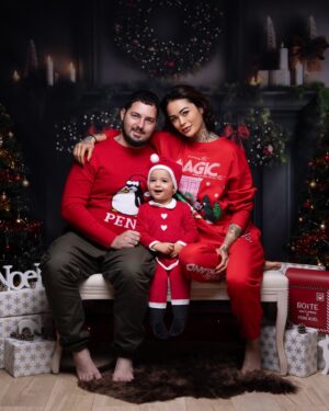 Claire Tomek Instagram - On vous souhaite un super réveillon de Noël pour ceux qui sont pas déjà en embrouille parce qu’il manque un truc 😂 ! 

Attention à vous, ceux qui picolent c’est ceux qui racontent beaucoup de conneries mais surtout qui ne conduisent pas 🍾🙏🏻

J’en profite pour lancer une pétition en commentaire :
✅ que la Mère Noël remplace le Père Noël vu qu’on est d’accord  ce sont les femmes qui réfléchissent aux cadeaux, les achètent et les emballent ?