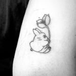 Claire Tomek Instagram - J’ai toujours rêvé de faire du tatouage (ça se voit à peine 😅) Après mon pied, le chéri, la daronne c’est les copines qui passent sous mes aiguilles 😂 Merci à mon mentor @papi_tatoueur_bastia_paris Vous aimez ? C’est quoi votre prochain tatouage ? #ink #tattoo #tattooflash #stigmarotary