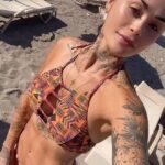 Claire Tomek Instagram - Un ❤️ pour le plus doué pour niq** mes stories 😂
