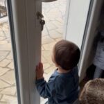 Claire Tomek Instagram - UNE SEMAINE DANS MA PELLICULE : 1 : moi en apnée essayant d’être fraîche avec les yeux déf par l’eczéma 2 : papa enfin de retour 3 : mes croches pour crever les yeux des rageux 4 : ROX et son pote Pongo 5 : nuit de merde parce que quand y’a un cauchemar c’est toujours maman 6 : les shoes un peu trop grandes 7 : le premier œuf de Poupoule et Mercotte 8: toujours plus de douane à payer 9 : l’amour ❤️