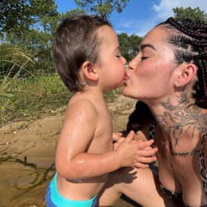 Claire Tomek Instagram - Joyeux 2 ans mon fils ❤️
Quand je repense à tout ce que j’ai fait dans la vie, tu es de loin la meilleure chose que j’ai jamais créée.

Ta maman qui t’aime à l’infini et au delà ( même quand tu veux monter sur ses genoux alors qu’elle est en train de 💩)
