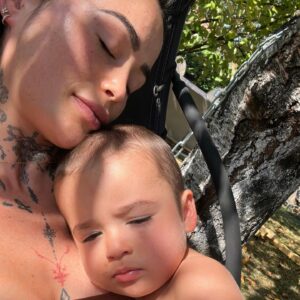 Claire Tomek Instagram - Joyeux 2 ans mon fils ❤️
Quand je repense à tout ce que j’ai fait dans la vie, tu es de loin la meilleure chose que j’ai jamais créée.

Ta maman qui t’aime à l’infini et au delà ( même quand tu veux monter sur ses genoux alors qu’elle est en train de 💩)