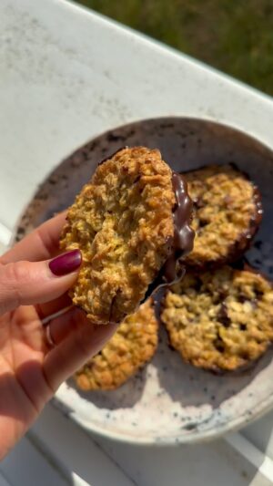 Claire Tomek Instagram - 🇸🇪Si toi aussi t’es fan des gâteaux IKEA ! Tu peux les refaire chez toi pour beaucoup moins cher et surtout avec peu d’ingrédients : 

Pour 20 biscuits 🍫 
100g de beurre fondu
240g de flocons d’avoine 
200gde sucre ( j’utilise de la cassonade et on peut mettre que la moitié tout dépend des goûts ) 
20g de farine
2 œufs 
1 cc de vanille en poudre
2cc de levure chimique 
200g de chocolat noir

Préchauffer le four à 170° 

Mélanger ensemble les flocons d’avoine, le sucre, la farine, la levure et la vanille
Rajouter ensuite l’oeufs et le beurre fondu et mélanger bien.
Prendre une petite cuillère pour avoir des biscuits de même taille. 
Les façonner en boule et les placer sur une plaque recouverte de papier sulfurisé et les espacer suffisamment ( sinon tu vas te retrouver avec un seul biscuit galette 😂) .

Cuire pendant 12 minutes.

Sortir du four et laisser refroidir ! Faut bien respecter cette étape sans les toucher, ils vont durcir en se refroidissant. 
Faire fondre le chocolat au bain marie ou au micro onde. 
Tremper ensuite le dessous d’un biscuit dans le chocolat et poser le par dessus un autre biscuit.

Laisser refroidir et baaaaam tuerie tu peux sortir ça quand t’as des invités ou tout manger en scred ! 

Dis moi en commentaire si tu veux que je partage d’autres recettes 😉