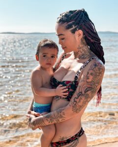 Claire Tomek Instagram - Vous vous rappelez le maillot de bain que j’ai acheté en soldes alors que je devais juste acheter des pâtes ? Voilà c’est rentabilisé.