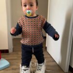Claire Tomek Instagram - UNE SEMAINE DANS MA PELLICULE : 1 : moi en apnée essayant d’être fraîche avec les yeux déf par l’eczéma 2 : papa enfin de retour 3 : mes croches pour crever les yeux des rageux 4 : ROX et son pote Pongo 5 : nuit de merde parce que quand y’a un cauchemar c’est toujours maman 6 : les shoes un peu trop grandes 7 : le premier œuf de Poupoule et Mercotte 8: toujours plus de douane à payer 9 : l’amour ❤️
