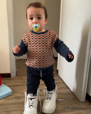 Claire Tomek Instagram - UNE SEMAINE DANS MA PELLICULE : 

1 : moi en apnée essayant d’être fraîche avec les yeux déf par l’eczéma 
2 : papa enfin de retour 
3 : mes croches pour crever les yeux des rageux 
4 : ROX et son pote Pongo 
5 : nuit de merde parce que quand y’a un cauchemar c’est toujours maman 
6 : les shoes un peu trop grandes 
7 : le premier œuf de Poupoule et Mercotte
8: toujours plus de douane à payer 
9 : l’amour ❤️