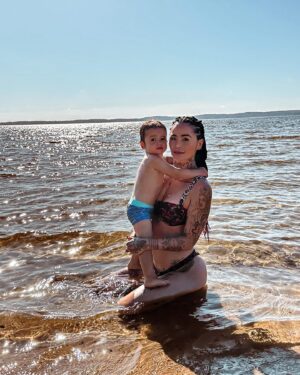 Claire Tomek Instagram - Vous vous rappelez le maillot de bain que j’ai acheté en soldes alors que je devais juste acheter des pâtes ? 

Voilà c’est rentabilisé.