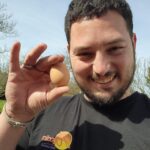 Claire Tomek Instagram - UNE SEMAINE DANS MA PELLICULE : 1 : moi en apnée essayant d’être fraîche avec les yeux déf par l’eczéma 2 : papa enfin de retour 3 : mes croches pour crever les yeux des rageux 4 : ROX et son pote Pongo 5 : nuit de merde parce que quand y’a un cauchemar c’est toujours maman 6 : les shoes un peu trop grandes 7 : le premier œuf de Poupoule et Mercotte 8: toujours plus de douane à payer 9 : l’amour ❤️
