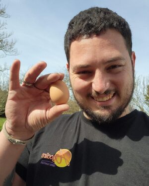 Claire Tomek Instagram - UNE SEMAINE DANS MA PELLICULE : 

1 : moi en apnée essayant d’être fraîche avec les yeux déf par l’eczéma 
2 : papa enfin de retour 
3 : mes croches pour crever les yeux des rageux 
4 : ROX et son pote Pongo 
5 : nuit de merde parce que quand y’a un cauchemar c’est toujours maman 
6 : les shoes un peu trop grandes 
7 : le premier œuf de Poupoule et Mercotte
8: toujours plus de douane à payer 
9 : l’amour ❤️