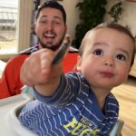 Claire Tomek Instagram - UNE SEMAINE DANS MA PELLICULE : 1 : moi en apnée essayant d’être fraîche avec les yeux déf par l’eczéma 2 : papa enfin de retour 3 : mes croches pour crever les yeux des rageux 4 : ROX et son pote Pongo 5 : nuit de merde parce que quand y’a un cauchemar c’est toujours maman 6 : les shoes un peu trop grandes 7 : le premier œuf de Poupoule et Mercotte 8: toujours plus de douane à payer 9 : l’amour ❤️