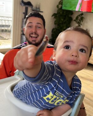 Claire Tomek Instagram - UNE SEMAINE DANS MA PELLICULE : 

1 : moi en apnée essayant d’être fraîche avec les yeux déf par l’eczéma 
2 : papa enfin de retour 
3 : mes croches pour crever les yeux des rageux 
4 : ROX et son pote Pongo 
5 : nuit de merde parce que quand y’a un cauchemar c’est toujours maman 
6 : les shoes un peu trop grandes 
7 : le premier œuf de Poupoule et Mercotte
8: toujours plus de douane à payer 
9 : l’amour ❤️
