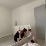 Claire Tomek Instagram - Ça fait plusieurs jours que vous me posez la question car vous ne me voyez plus sourire. Plus de Martial en caleçon, plus de kompa en fond sonore, plus de blagues de beauf ou d’histoire dont on ne connaît jamais la fin. Je me dois de vous dire la vérité ! Nous sommes toujours ensemble, on est plus noël et il n’est toujours pas antillais 😂 On a juste vendu notre maison et on a décidé de faire le déménagement tranquillement sur un mois. Monsieur est muté qu’à partir de février du coup à moi la THUG LIFE pendant un mois ! Enfin c’est ce que je pensais .. Mais gérer un enfant solo et l’emménagement c’est pas évident. Courage à toutes les mamans solos vous êtes des forces de la nature parce que vraiment j’ai qu’une hâte c’est que papa arrive pour pouvoir aller 💩 quand je veux, prendre un bain et aller à la salle !