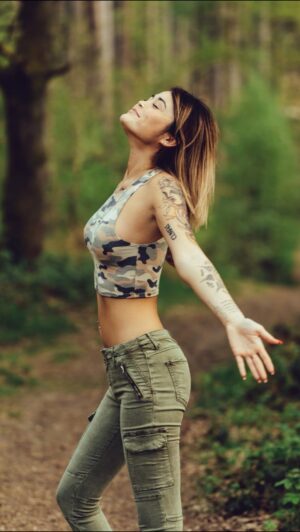 Claire Tomek Instagram - Toutes ces photos C’EST MOI. 

Pourquoi je vous partage ces dossiers ? Parce que j’ai pas toujours mangé des graines, fait du sport et respiré la bonne humeur. 

Je suis passée par alcool, troubles du comportement alimentaire, cigarette, dépression, anorexie. 
J’ai fini a 42 kilos avec un cœur qui s’est arrêté de battre .. puis j’ai eu le déclic, et je me suis reconstruite, j’ai rechuté, j’ai remonté la pente. 

Et c’est ok de faire des erreurs, de pas avoir une hygiène de vie toujours clean l’important c’est pas ce qu’on etait avant c’est ce qu’on veut devenir !
Je dis pas ça pour vous faire la morale mais juste pour vous dire que même si des fois on pense toucher le fond (et laaaa clairement j’étais bien au fond) on peut se relever ❤️

NE LÂCHEZ JAMAIS RIEN