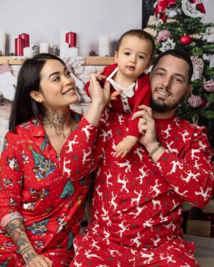 Claire Tomek Instagram - Joyeux noël à tous 🎄🎁 

Petite pensée pour les personnes seules pour Noël, celles qui ont des liens familiaux compliqués, celles qui ont des problèmes financiers, celles qui doivent travailler et pour qui les photos de Noël en famille sur les réseaux sociaux peuvent faire écho. 

Ceux qui sont certes en famille mais qui y vont a reculons. N’oubliez pas que les paillettes sur Instagram, les grandes tables remplies d’invités etc ne sont pas forcément le reflet du bonheur. 

Puis vous savez quoi ? C’est même pas un vrai sapin derrière ni une vraie cheminée, parce que nous c’est un sapin de cartons qu’on a dans le salon 😂🎄 et pourtant avec ce fond on passe trop pour la famille parfaite avec une maison de ouf ! 

A tout ceux qui passent par ce post, même si je ne vous connais pas, je vous souhaite un joyeux Noël et je pense à vous ❤️
C’est une fête d’amour et se porter de l’amour à soi c’est aussi réveillonner.

Pour les personnes qui sont en famille, profitons de ces moments, prenons soin de ceux qu’on aime car c’est le cadeau le plus inestimable.