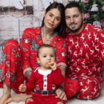 Claire Tomek Instagram - Joyeux noël à tous 🎄🎁 Petite pensée pour les personnes seules pour Noël, celles qui ont des liens familiaux compliqués, celles qui ont des problèmes financiers, celles qui doivent travailler et pour qui les photos de Noël en famille sur les réseaux sociaux peuvent faire écho. Ceux qui sont certes en famille mais qui y vont a reculons. N’oubliez pas que les paillettes sur Instagram, les grandes tables remplies d’invités etc ne sont pas forcément le reflet du bonheur. Puis vous savez quoi ? C’est même pas un vrai sapin derrière ni une vraie cheminée, parce que nous c’est un sapin de cartons qu’on a dans le salon 😂🎄 et pourtant avec ce fond on passe trop pour la famille parfaite avec une maison de ouf ! A tout ceux qui passent par ce post, même si je ne vous connais pas, je vous souhaite un joyeux Noël et je pense à vous ❤️ C’est une fête d’amour et se porter de l’amour à soi c’est aussi réveillonner. Pour les personnes qui sont en famille, profitons de ces moments, prenons soin de ceux qu’on aime car c’est le cadeau le plus inestimable.