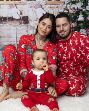 Claire Tomek Instagram - Joyeux noël à tous 🎄🎁 

Petite pensée pour les personnes seules pour Noël, celles qui ont des liens familiaux compliqués, celles qui ont des problèmes financiers, celles qui doivent travailler et pour qui les photos de Noël en famille sur les réseaux sociaux peuvent faire écho. 

Ceux qui sont certes en famille mais qui y vont a reculons. N’oubliez pas que les paillettes sur Instagram, les grandes tables remplies d’invités etc ne sont pas forcément le reflet du bonheur. 

Puis vous savez quoi ? C’est même pas un vrai sapin derrière ni une vraie cheminée, parce que nous c’est un sapin de cartons qu’on a dans le salon 😂🎄 et pourtant avec ce fond on passe trop pour la famille parfaite avec une maison de ouf ! 

A tout ceux qui passent par ce post, même si je ne vous connais pas, je vous souhaite un joyeux Noël et je pense à vous ❤️
C’est une fête d’amour et se porter de l’amour à soi c’est aussi réveillonner.

Pour les personnes qui sont en famille, profitons de ces moments, prenons soin de ceux qu’on aime car c’est le cadeau le plus inestimable.