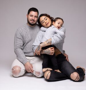 Claire Tomek Instagram - Maël 2 ans et trois mois,  tu rigoles avec lui tu passes un bon moment puis d’un coup il te met la gifle de ta vie et il éclate de rire pendant que toi t’as MAL 

Autre chose qui m’a fait mal c’est son ingratitude quand il est rentré après 4 jours avec son père. 
Le rejet ça a été super dur à gérer pour moi sachant que je pouvais même pas le toucher c’était «  NON maman file ! Non pas maman papa » 
Haaa j’en ai chialé ! Je suis passée par la phase vexée, énervée puis triste .. 

Bon ça y’est c’est redevenu ma troisième jambe, celui qui me donne les feuilles de PQ quand je vais aux toilettes, et également la même personne qui veut dormir avec ma main et son front collé au mien et je dois dire que moi j’adore ça 😂