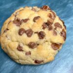 Claire Tomek Instagram - RECETTE GRANOLA COOKIES DAIM 🍪 * 250g de beurre pommade * 200g de cassonade ou vergeoise * 375g de farine * 1 sachet de levure * 1 oeuf * 1 pincée de sel - mélanger le beurre très mou avec le sucre jusqu’à obtenir une texture crème - ajouter l’œuf et mélanger - ajouter la farine, la levure et la pincée de sel. - mélanger jusqu’à obtenir une pâte homogène et ajouter les éclats de daim ou des pépites de chocolat 12 a 15 min à 180 quand ils sont légèrement dorés faut les sortir et les laisser refroidir !