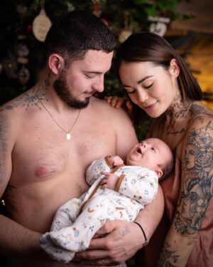 Claire Tomek Instagram - J’ai beaucoup parlé de ma grossesse de mon post partum mais aujourd’hui , je ne parlerai pas de moi .. ( 🧔🏻‍♂️ « pour une fois »)

Aujourd’hui, je parlerai de lui. 

On parle très souvent des supers mamans, mais bien trop peu des papas en or. Alors à travers ce petit post il me semblait normal de le mettre en avant et de souligner qu’ils existent parce que j’ai de la chance j’en ai un a la maison.

Mon mari que je l’appelle dans les bons jours et Martial quand on s’engueule 😂 ( en général quand je l’appelle par son prénom il sait que ça pue ) 

Pourtant mariés depuis peu ( il m’a demandé 2 ans avant mais bon il dit qu’il pouvait pas prévoir une pandémie, moi je pense qu’il réfléchissait encore), nous sommes unis depuis longtemps par le plus beau des diamants brut notre fils .

C’est donc pas QUE mon mari, c’est aussi son PAPA : deux talents qu’il exerce au quotidien. 

Comme pour les mamans, c’est pas toujours simple pour eux de trouver leur place mais il se l’attribue lui même chaque jour à sa façon.

On ne dit pas merci à un papa qui assume son rôle mais il est important de leur dire, tout simplement qu’on les trouve beaux dans leur costume de papa et mari quand c’est le cas, car ils le méritent. 

👩🏻: « Un jour j’espère mon fils, tu deviendras aussi un papa ( moi une grand mère CIMER le coup de vieux )
Un conseil prends exemple sur celui que tu as. 
Il fait partie de l’élite paternel qui ferait tout pour sa famille. 
Un homme, un vrai, bref un super papa et ça crois moi, c’est tellement important » 

Tag en commentaire un super papa ou un super mari ( promis je le volerais pas je suis déjà maquée 😂🙄)