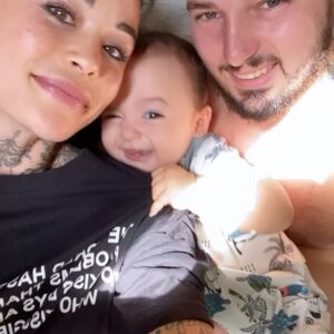Claire Tomek Instagram - J’ai beaucoup parlé de ma grossesse de mon post partum mais aujourd’hui , je ne parlerai pas de moi .. ( 🧔🏻‍♂️ « pour une fois »)

Aujourd’hui, je parlerai de lui. 

On parle très souvent des supers mamans, mais bien trop peu des papas en or. Alors à travers ce petit post il me semblait normal de le mettre en avant et de souligner qu’ils existent parce que j’ai de la chance j’en ai un a la maison.

Mon mari que je l’appelle dans les bons jours et Martial quand on s’engueule 😂 ( en général quand je l’appelle par son prénom il sait que ça pue ) 

Pourtant mariés depuis peu ( il m’a demandé 2 ans avant mais bon il dit qu’il pouvait pas prévoir une pandémie, moi je pense qu’il réfléchissait encore), nous sommes unis depuis longtemps par le plus beau des diamants brut notre fils .

C’est donc pas QUE mon mari, c’est aussi son PAPA : deux talents qu’il exerce au quotidien. 

Comme pour les mamans, c’est pas toujours simple pour eux de trouver leur place mais il se l’attribue lui même chaque jour à sa façon.

On ne dit pas merci à un papa qui assume son rôle mais il est important de leur dire, tout simplement qu’on les trouve beaux dans leur costume de papa et mari quand c’est le cas, car ils le méritent. 

👩🏻: « Un jour j’espère mon fils, tu deviendras aussi un papa ( moi une grand mère CIMER le coup de vieux )
Un conseil prends exemple sur celui que tu as. 
Il fait partie de l’élite paternel qui ferait tout pour sa famille. 
Un homme, un vrai, bref un super papa et ça crois moi, c’est tellement important » 

Tag en commentaire un super papa ou un super mari ( promis je le volerais pas je suis déjà maquée 😂🙄)