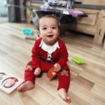 Claire Tomek Instagram - Résumer « avoir un enfant » en 2 photos 👉🏻 Un petit être si mignon qui se transforme en deux secondes en un vilain petit garnement ! C’est les dernières photos que j’ai pris avec mon iPhone avant qu’il décide de le mettre dans le bain avec exactement la même tête que sur la deuxième photo 😂😂 Bientôt il aura le choix entre deux salles de bains pour faire ses conneries ! 🍾🍾🍾🍾CA Y’EEEEEST après des soirées à manger sans s’adresser la parole pour éplucher les annonces ( ça l’arrangeait bien je crois 😂) on a trouvé ! ✅ Bordeaux en 2023 J’ai tellement hâte de vous partager pleins de nouvelles photos dans notre nouvelle maison ( qui ne sera que temporaire le temps qu’on achète THE ONE ) mais bon gros changement pour nous quand même 🏠 helloooo BORDEAUX Merci de suivre nos aventures au quotidien ❤️
