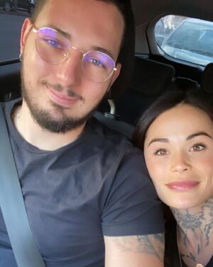 Claire Tomek Instagram - J’ai beaucoup parlé de ma grossesse de mon post partum mais aujourd’hui , je ne parlerai pas de moi .. ( 🧔🏻‍♂️ « pour une fois »)

Aujourd’hui, je parlerai de lui. 

On parle très souvent des supers mamans, mais bien trop peu des papas en or. Alors à travers ce petit post il me semblait normal de le mettre en avant et de souligner qu’ils existent parce que j’ai de la chance j’en ai un a la maison.

Mon mari que je l’appelle dans les bons jours et Martial quand on s’engueule 😂 ( en général quand je l’appelle par son prénom il sait que ça pue ) 

Pourtant mariés depuis peu ( il m’a demandé 2 ans avant mais bon il dit qu’il pouvait pas prévoir une pandémie, moi je pense qu’il réfléchissait encore), nous sommes unis depuis longtemps par le plus beau des diamants brut notre fils .

C’est donc pas QUE mon mari, c’est aussi son PAPA : deux talents qu’il exerce au quotidien. 

Comme pour les mamans, c’est pas toujours simple pour eux de trouver leur place mais il se l’attribue lui même chaque jour à sa façon.

On ne dit pas merci à un papa qui assume son rôle mais il est important de leur dire, tout simplement qu’on les trouve beaux dans leur costume de papa et mari quand c’est le cas, car ils le méritent. 

👩🏻: « Un jour j’espère mon fils, tu deviendras aussi un papa ( moi une grand mère CIMER le coup de vieux )
Un conseil prends exemple sur celui que tu as. 
Il fait partie de l’élite paternel qui ferait tout pour sa famille. 
Un homme, un vrai, bref un super papa et ça crois moi, c’est tellement important » 

Tag en commentaire un super papa ou un super mari ( promis je le volerais pas je suis déjà maquée 😂🙄)