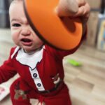Claire Tomek Instagram - Résumer « avoir un enfant » en 2 photos 👉🏻 Un petit être si mignon qui se transforme en deux secondes en un vilain petit garnement ! C’est les dernières photos que j’ai pris avec mon iPhone avant qu’il décide de le mettre dans le bain avec exactement la même tête que sur la deuxième photo 😂😂 Bientôt il aura le choix entre deux salles de bains pour faire ses conneries ! 🍾🍾🍾🍾CA Y’EEEEEST après des soirées à manger sans s’adresser la parole pour éplucher les annonces ( ça l’arrangeait bien je crois 😂) on a trouvé ! ✅ Bordeaux en 2023 J’ai tellement hâte de vous partager pleins de nouvelles photos dans notre nouvelle maison ( qui ne sera que temporaire le temps qu’on achète THE ONE ) mais bon gros changement pour nous quand même 🏠 helloooo BORDEAUX Merci de suivre nos aventures au quotidien ❤️