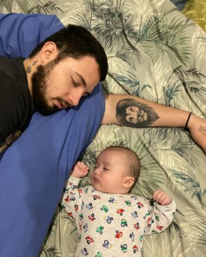 Claire Tomek Instagram - J’ai beaucoup parlé de ma grossesse de mon post partum mais aujourd’hui , je ne parlerai pas de moi .. ( 🧔🏻‍♂️ « pour une fois »)

Aujourd’hui, je parlerai de lui. 

On parle très souvent des supers mamans, mais bien trop peu des papas en or. Alors à travers ce petit post il me semblait normal de le mettre en avant et de souligner qu’ils existent parce que j’ai de la chance j’en ai un a la maison.

Mon mari que je l’appelle dans les bons jours et Martial quand on s’engueule 😂 ( en général quand je l’appelle par son prénom il sait que ça pue ) 

Pourtant mariés depuis peu ( il m’a demandé 2 ans avant mais bon il dit qu’il pouvait pas prévoir une pandémie, moi je pense qu’il réfléchissait encore), nous sommes unis depuis longtemps par le plus beau des diamants brut notre fils .

C’est donc pas QUE mon mari, c’est aussi son PAPA : deux talents qu’il exerce au quotidien. 

Comme pour les mamans, c’est pas toujours simple pour eux de trouver leur place mais il se l’attribue lui même chaque jour à sa façon.

On ne dit pas merci à un papa qui assume son rôle mais il est important de leur dire, tout simplement qu’on les trouve beaux dans leur costume de papa et mari quand c’est le cas, car ils le méritent. 

👩🏻: « Un jour j’espère mon fils, tu deviendras aussi un papa ( moi une grand mère CIMER le coup de vieux )
Un conseil prends exemple sur celui que tu as. 
Il fait partie de l’élite paternel qui ferait tout pour sa famille. 
Un homme, un vrai, bref un super papa et ça crois moi, c’est tellement important » 

Tag en commentaire un super papa ou un super mari ( promis je le volerais pas je suis déjà maquée 😂🙄)