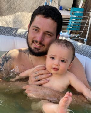 Claire Tomek Instagram - J’ai beaucoup parlé de ma grossesse de mon post partum mais aujourd’hui , je ne parlerai pas de moi .. ( 🧔🏻‍♂️ « pour une fois »)

Aujourd’hui, je parlerai de lui. 

On parle très souvent des supers mamans, mais bien trop peu des papas en or. Alors à travers ce petit post il me semblait normal de le mettre en avant et de souligner qu’ils existent parce que j’ai de la chance j’en ai un a la maison.

Mon mari que je l’appelle dans les bons jours et Martial quand on s’engueule 😂 ( en général quand je l’appelle par son prénom il sait que ça pue ) 

Pourtant mariés depuis peu ( il m’a demandé 2 ans avant mais bon il dit qu’il pouvait pas prévoir une pandémie, moi je pense qu’il réfléchissait encore), nous sommes unis depuis longtemps par le plus beau des diamants brut notre fils .

C’est donc pas QUE mon mari, c’est aussi son PAPA : deux talents qu’il exerce au quotidien. 

Comme pour les mamans, c’est pas toujours simple pour eux de trouver leur place mais il se l’attribue lui même chaque jour à sa façon.

On ne dit pas merci à un papa qui assume son rôle mais il est important de leur dire, tout simplement qu’on les trouve beaux dans leur costume de papa et mari quand c’est le cas, car ils le méritent. 

👩🏻: « Un jour j’espère mon fils, tu deviendras aussi un papa ( moi une grand mère CIMER le coup de vieux )
Un conseil prends exemple sur celui que tu as. 
Il fait partie de l’élite paternel qui ferait tout pour sa famille. 
Un homme, un vrai, bref un super papa et ça crois moi, c’est tellement important » 

Tag en commentaire un super papa ou un super mari ( promis je le volerais pas je suis déjà maquée 😂🙄)