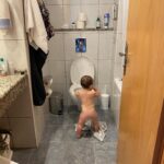 Claire Tomek Instagram - Moi je vous le dis, y’en a un qui vit sa best life ! Ps: depuis qu’il a mangé sa première frite, tout va trop vite il veut déjà faire pipi debout 😂 Ps bis: je parle de Maël pas de Martial ..