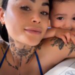 Claire Tomek Instagram - Être maman c’est voir sa vie prendre tout son sens dans les petits gestes d’amour quotidiens ❤️