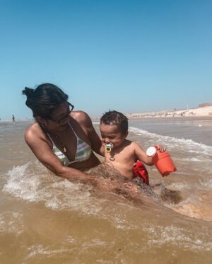 Claire Tomek Instagram - La raie encore pleine de sable mais une mamie et un enfant heureux ! 
Moi je voulais juste rattraper le bronzage en retard sur mon boule 😂
