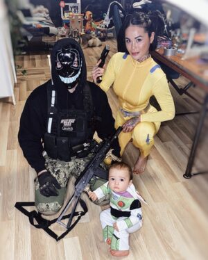 Claire Tomek Instagram - On voulait faire une photo d’Halloween 🎃 Instagram mais y’a rien qui va sur cette photo 😂

Déjà je sais pas vous mais le cadrage des photos chez les daronnes c’est pas vraiment ça. 

C’est le bordel derrière tellement y’a de jouets, chaque fois que je marche sur un lego j’ai envie de tout jeter à la benne. 

J’avais des bottes pour aller avec ma tenue mais vu que c’est bibi qui se tape le ménage c’était hors de question de les mettre à l’intérieur de la maison 😂

J’ai toujours pas compris en quoi était mon mec mais il était pas chaud pour faire Clover ou Samantha .. 

Dites moi en commentaire si vous avez trouvé en quoi on est déguisés !
