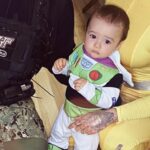 Claire Tomek Instagram - On voulait faire une photo d’Halloween 🎃 Instagram mais y’a rien qui va sur cette photo 😂 Déjà je sais pas vous mais le cadrage des photos chez les daronnes c’est pas vraiment ça. C’est le bordel derrière tellement y’a de jouets, chaque fois que je marche sur un lego j’ai envie de tout jeter à la benne. J’avais des bottes pour aller avec ma tenue mais vu que c’est bibi qui se tape le ménage c’était hors de question de les mettre à l’intérieur de la maison 😂 J’ai toujours pas compris en quoi était mon mec mais il était pas chaud pour faire Clover ou Samantha .. Dites moi en commentaire si vous avez trouvé en quoi on est déguisés !