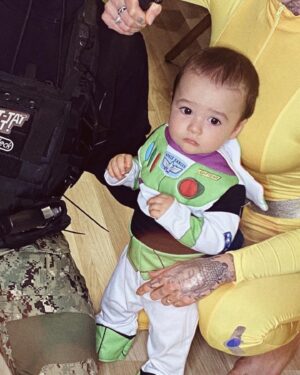 Claire Tomek Instagram - On voulait faire une photo d’Halloween 🎃 Instagram mais y’a rien qui va sur cette photo 😂

Déjà je sais pas vous mais le cadrage des photos chez les daronnes c’est pas vraiment ça. 

C’est le bordel derrière tellement y’a de jouets, chaque fois que je marche sur un lego j’ai envie de tout jeter à la benne. 

J’avais des bottes pour aller avec ma tenue mais vu que c’est bibi qui se tape le ménage c’était hors de question de les mettre à l’intérieur de la maison 😂

J’ai toujours pas compris en quoi était mon mec mais il était pas chaud pour faire Clover ou Samantha .. 

Dites moi en commentaire si vous avez trouvé en quoi on est déguisés !