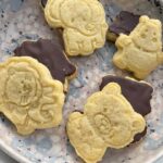 Claire Tomek Instagram - ‼️si toi aussi t’étais fan de ces gâteaux 🚨: recette des Z’ANIMOS // DINOSAURUS Après plusieurs essais j’ai trouvé la recette parfaite pour les faire soi-même c’est hyper simple et beaucoup moins sucré que les industriels : 🧸🦁🦏🦖🦕Pour une quinzaine de biscuits ( je double les quantités moi parce que tout le monde se pete le bide et ça se conserve facilement dans une boîte hermétique ) : 250g de farine 1 oeuf 75g de sucre 110grs de beurre mou Décor : 200grs de chocolat au choix Préparation : Mélanger à la main le beurre mou sucre 1 oeuf battu Ajouter la farine et malaxer jusqu’à former une boule ! Réserver 1 heure au frais ( étape super importante pour pas que ça colle à l’emporte pièce. Etaler la pâte sur 3mm d’épaisseur puis, découpe à l’emporte-pièce ! Remettre 15 min au frigo ( deuxième étape très importante pour que le dessin reste à la cuisson ) Cuire 10 minutes au four 180°C et laisser refroidir pour que le biscuit durcisse Napper la surcface de chaque biscuit de chocolat fondu ( j’utilise le micro onde pendant 1:30) et laisser figer au frigo ou à l’air libre Qui va tester ???? Lien des emportes pièces : https://amzn.to/4dFMN9G