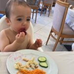 Claire Tomek Instagram - Moi je vous le dis, y’en a un qui vit sa best life ! Ps: depuis qu’il a mangé sa première frite, tout va trop vite il veut déjà faire pipi debout 😂 Ps bis: je parle de Maël pas de Martial ..