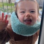 Claire Tomek Instagram - Qui a passé une journée de merde ici ? 🙋🏻‍♀️ Déjà quand tu confonds le mardi et le mercredi tu sais que la journée commence mal 😂 Cette photo c’est pépite. Meilleur remède pour sourire ❤️