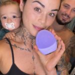 Claire Tomek Instagram - 🚨 TEST DE LA NOUVELLE LUNA 4 : POINTS FORTS : -Élimine 99,5% des impuretés et excès de sébum j’ai vu la différence rapidement en utilisant la brosse matin et soir - Picots en silicone médical encore plus doux - Boost la production de collagène et l’élasticité de la peau et clairement la peau est plus lisse - Un soin du visage 100% personnalisable, avec 16 niveaux d’intensités paramétrables et 3 différents modes de nettoyage (régulier, doux et profond) - Des massages raffermissants guidés par l’application - Un moteur encore plus puissant pour plus de puissance et d’autonomie 1 charge : 600 utilisations ! - un appareil nettoyant indestructible et conçu pour durer sur le long terme sans besoin de pièce de rechange - 100% waterproof peut s’utiliser sous la douche et hyper simple a nettoyer POINT FAIBLE : - le prix ( mais vu l’efficacité et la qualité c’est rentabilisé, puis elle se garde des années et des années ! Ma toute première brosse foreo est utilisée par ma maman et fonctionne toujours nickel ! ) LUNA 4 et LUNA mini 4 dispo sur Galerieslafayette.com #luna4 #foreo