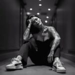 Claire Tomek Instagram - Après 6 jours sans crèche je me sens comme une batterie d’iPhone, jamais chargée à 100% J’ai l’impression d’avoir pris 10 ans dans la gueule, et lui sa douche un jour sur deux. La légende raconte même qu’un jour ils viennent à table après avoir été appelé une seule fois. Pour une fois j’ai hâte d’être un lundi ! Vous avez survécu vous ? Post écrit un dimanche après la crise du mauvais yaourt, pas la bonne couleur, pas le pat patrouille mais le petit suisse, pas la bonne cuillere non plus, et à une main car il voulait finalement que je lui donne après avoir pleuré pour faire tout seul ! Mise à jour lundi matin après avoir fait le gros câlin et l’avoir déposé : je changerais ma vie pour rien au monde 😂