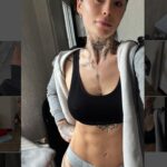 Claire Tomek Instagram - UNE SEMAINE DANS MA PELLICULE : 1 : moi en apnée essayant d’être fraîche avec les yeux déf par l’eczéma 2 : papa enfin de retour 3 : mes croches pour crever les yeux des rageux 4 : ROX et son pote Pongo 5 : nuit de merde parce que quand y’a un cauchemar c’est toujours maman 6 : les shoes un peu trop grandes 7 : le premier œuf de Poupoule et Mercotte 8: toujours plus de douane à payer 9 : l’amour ❤️